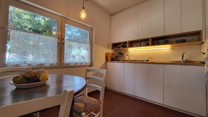 Fridge, stovetop, cookware/dishes/utensils - Strandhaus 'Perla di Mare' direkt am Meer (Capoliveri)