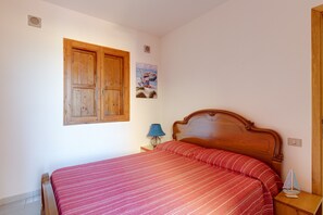 2 habitaciones, tabla de planchar con plancha y ropa de cama