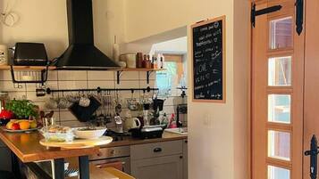 Cottage | Private kitchen | Fridge, oven, stovetop, electric kettle