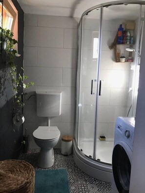 Cottage | Bathroom | Shower, hair dryer, bidet, towels