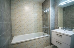 Een douche, handdoeken