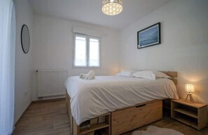 2 عدّة غرف نوم وسرير سفر وواي فاي وم لاءات أسرّة