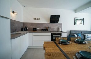 Een koelkast, een microgolfoven, een kookplaat, een vaatwasser