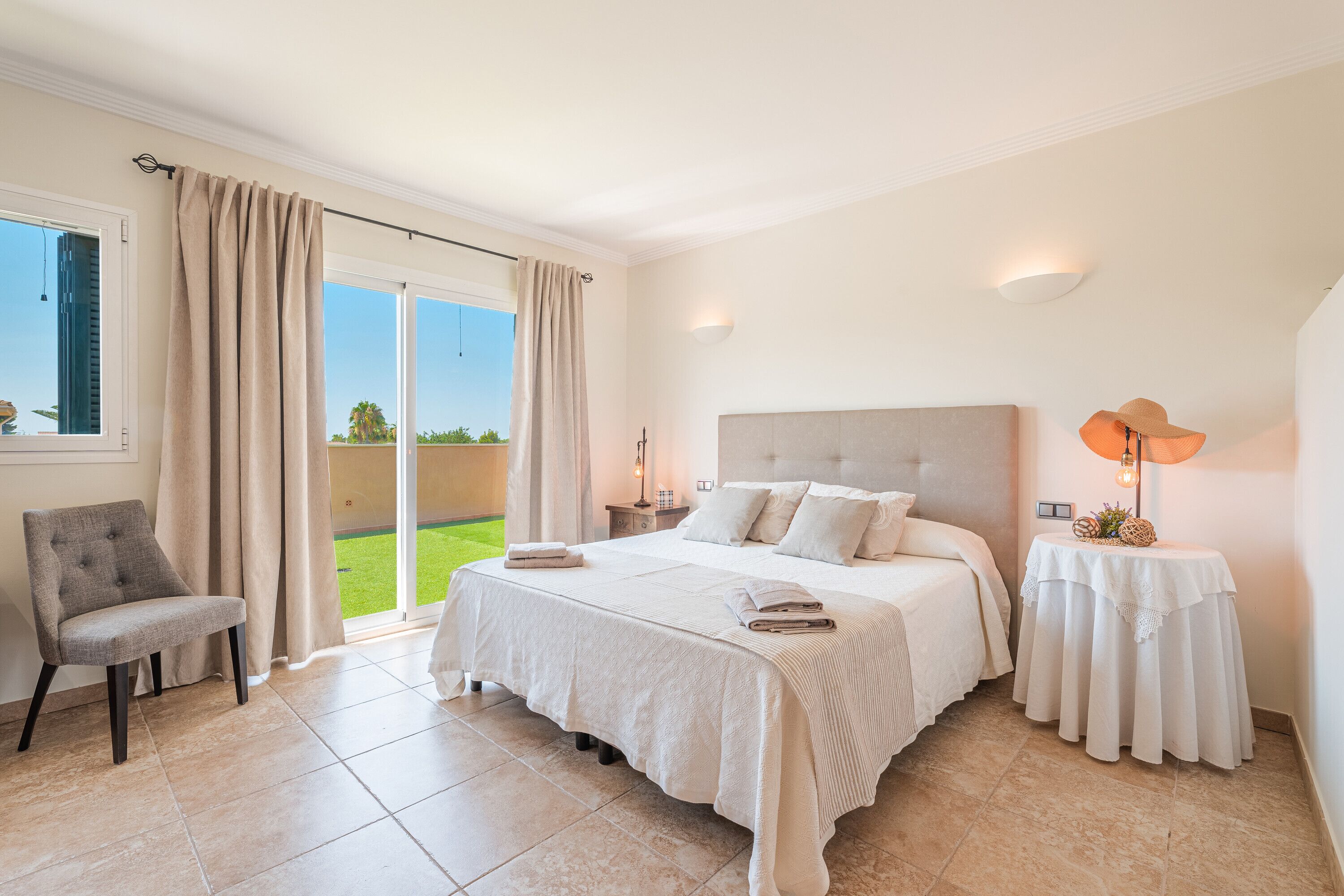 4 slaapkamers, een strijkplank/strijkijzer, gratis wifi, beddengoed