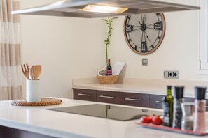 Een koelkast, een microgolfoven, een oven, een kookplaat