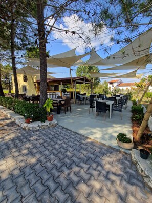 Outdoor dining - Studio Apartment 'Alexandra Studio 8' with Private Balcony & Wi-Fi (Lefkimmi)