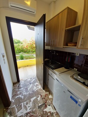 Fridge, stovetop, coffee/tea maker, electric kettle
