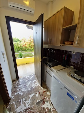 Fridge, stovetop, coffee/tea maker, electric kettle