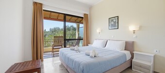 Alexandra Apartment 13 with Private Balcony & Wi-Fi