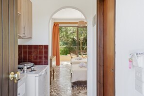 Kühlschrank, Herdplatte, Wasserkocher mit Kaffee-/Teezubehör