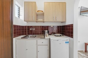 Refrigerador, parrilla de estufa, cafetera y tetera y tetera eléctrica 