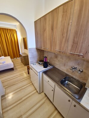 Fridge, stovetop, coffee/tea maker, electric kettle