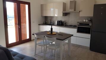 Coffee/tea maker, fridge, microwave, oven