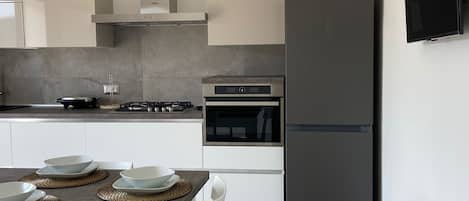 Refrigerador, microondas, horno, placa de cocina