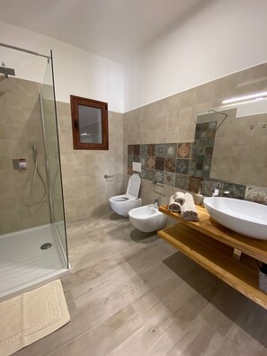 Douche, sèche-cheveux, bidet, serviettes fournies