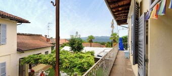 Guest House "Quadrifoglio" in Lago d'Orta with Balcony, Shared Garden & Wi-Fi
