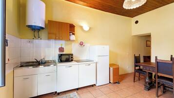 Fridge, microwave, stovetop, electric kettle