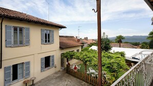 Un immeuble résidentiel doté d’une cour intérieure, d’un espace extérieur aménagé pour s’asseoir et offrant une vue sur le paysage environnant.