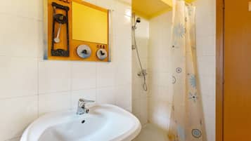 Shower, free toiletries, hair dryer, towels
