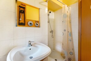 Chuveiro, produtos de toalete grátis, secador de cabelo 