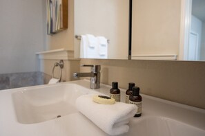 Secador de pelo, toallas y jabón