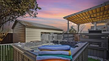 Banyera d'hidromassatge a l'aire lliure