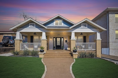 Hot Tub | Steps to Dickies Arena | Private Parking
