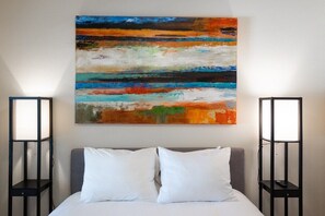 4 slaapkamers, een bureau, een strijkplank/strijkijzer, reisbedje