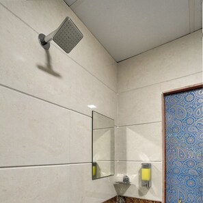 Shower, rainfall showerhead, towels, shampoo - Hotel Tip Top Residency (Mumbai)