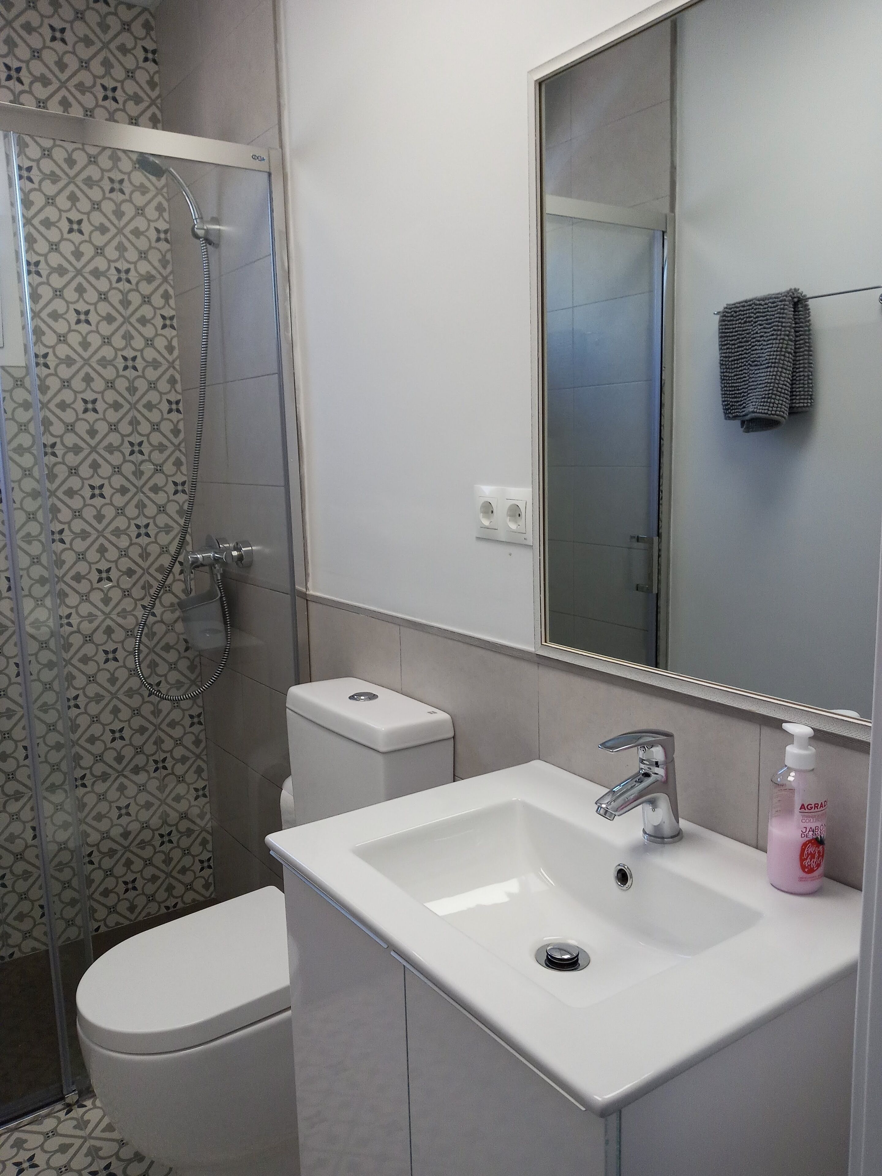 Shower, hair dryer, towels, toilet paper
