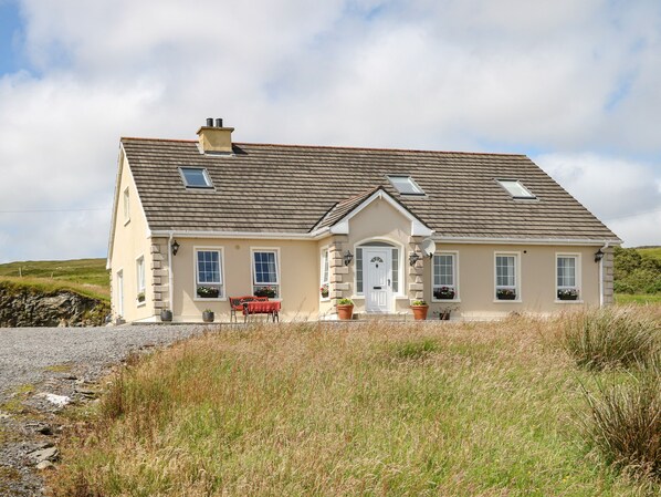 Exterior - Sleibhte Sliabh Liag (Meenaneary)