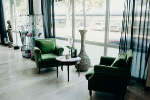 Lobby sitting area - Hotel Crystal (Saarbrücken)