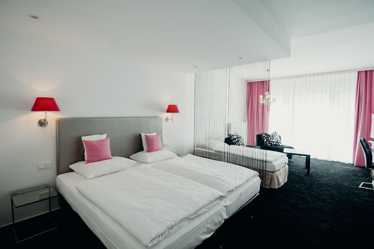 Habitación triple | Minibar, decoración personalizada, muebles diferentes y escritorio
