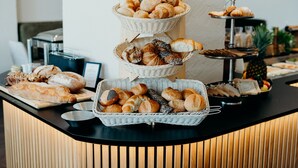 A buffet with various breads and pastries. - Hotel Crystal (Saarbrücken)