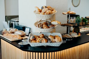 Desayuno buffet diario (EUR 18 por persona)