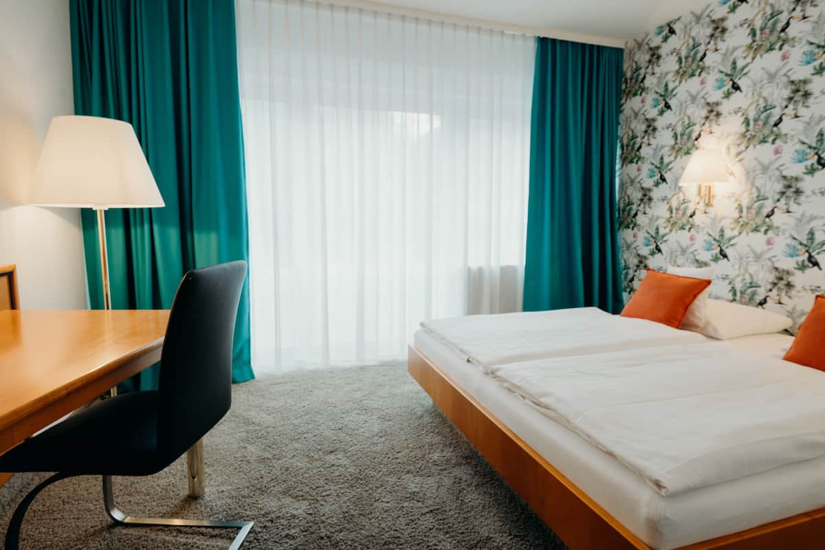 Habitación doble estándar | Minibar, decoración personalizada, muebles diferentes y escritorio