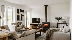 Televisor, llar de foc i taula de tennis de taula 