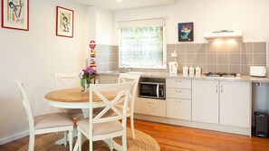 Geladeira, micro-ondas, cooktop, cafeteira/chaleira