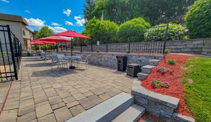 Outdoor dining - Discover Laconia: 3BR Condo 10min Walk to Weirs Beach (Laconia)