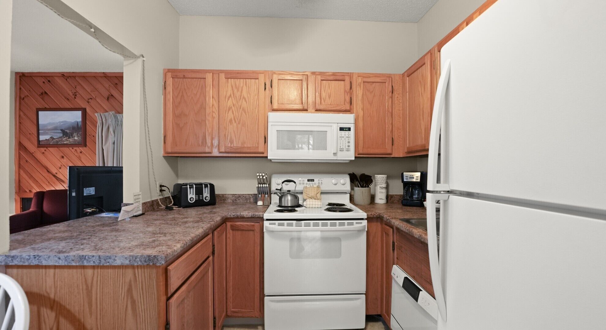 Coffee/tea maker, fridge, microwave, oven