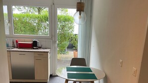 Eine kleine Küche mit Essbereich.