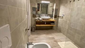 Suihku, hiustenkuivaaja, bidee, pyyhkeet