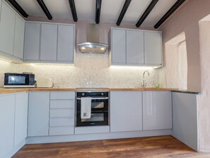 Fridge, dishwasher, electric kettle, toaster - Trevalba Cottage (Gunnislake)