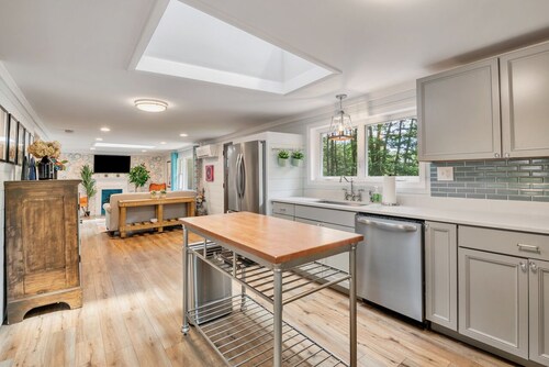 ☀ Bright and Charming Single-Family Home at Baxter Lake -  Dog Friendly