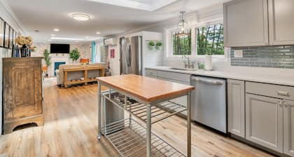 ☀ Bright and Charming Single-Family Home at Baxter Lake - Dog Friendly