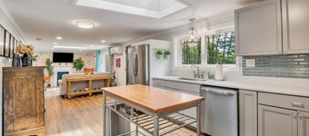☀ Bright and Charming Single-Family Home at Baxter Lake - Dog Friendly