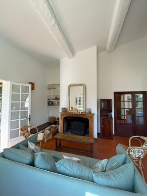 Smart-TV, Kamin, Tischtennisplatte, Bücher