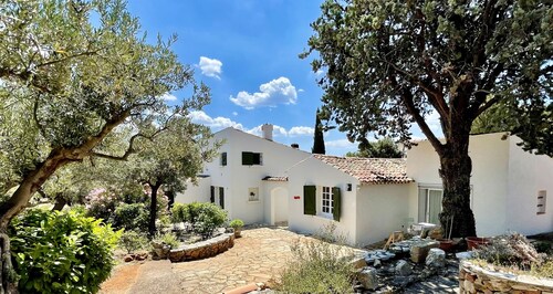 Villa provençale de charme avec piscine au coeur des oliviers