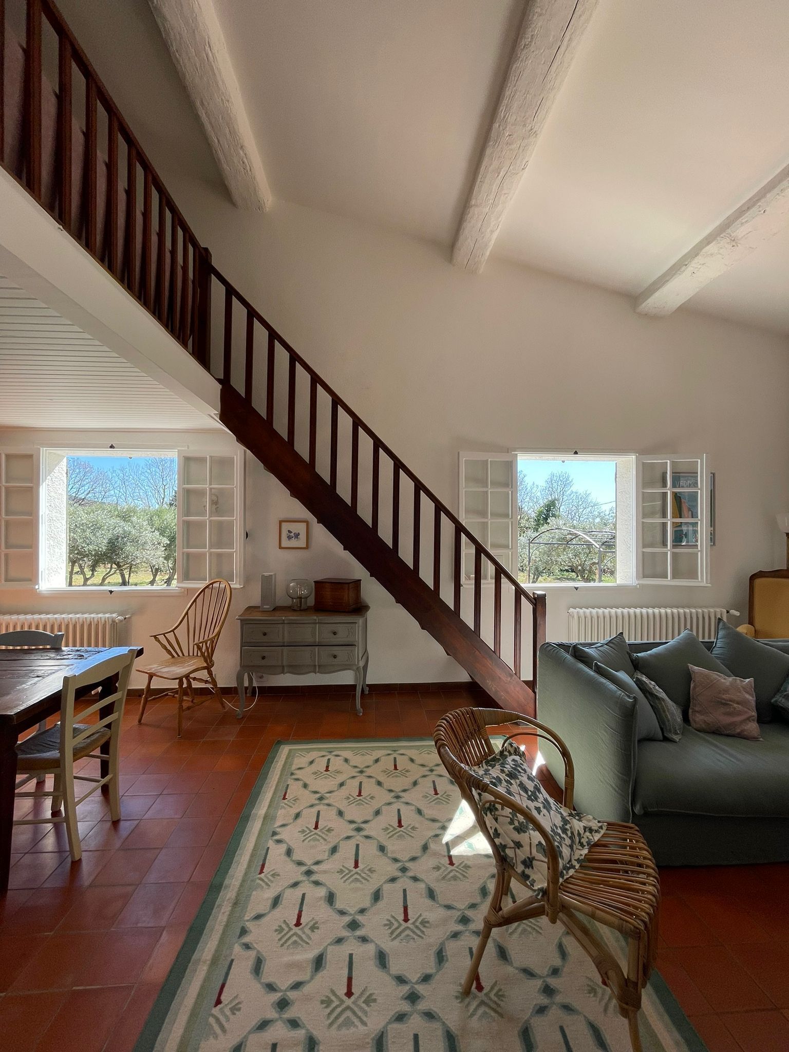 Smart TV, chimenea, mesa de ping pong, libros