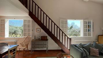 Smart-tv, een open haard, een tafeltennistafel en boeken